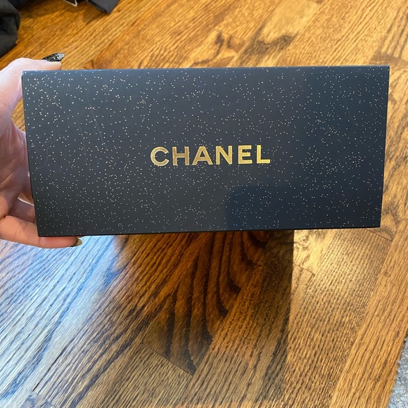 Authentic CHANEL BOX - Picture 3 of 9